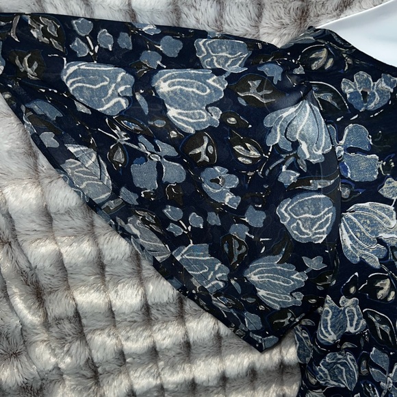 Lucky Brand Women's Floral Pattern Sheer Top Semi-Open Back Flutter Sleeve (L) - Picture 3 of 4